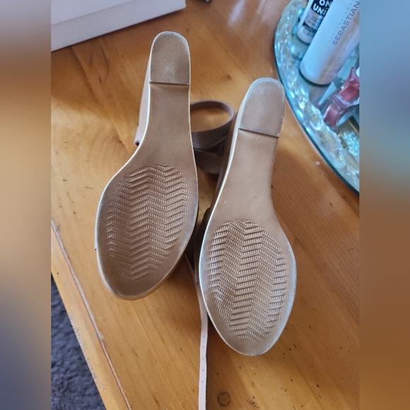 Shoes - Picture 2 of 4